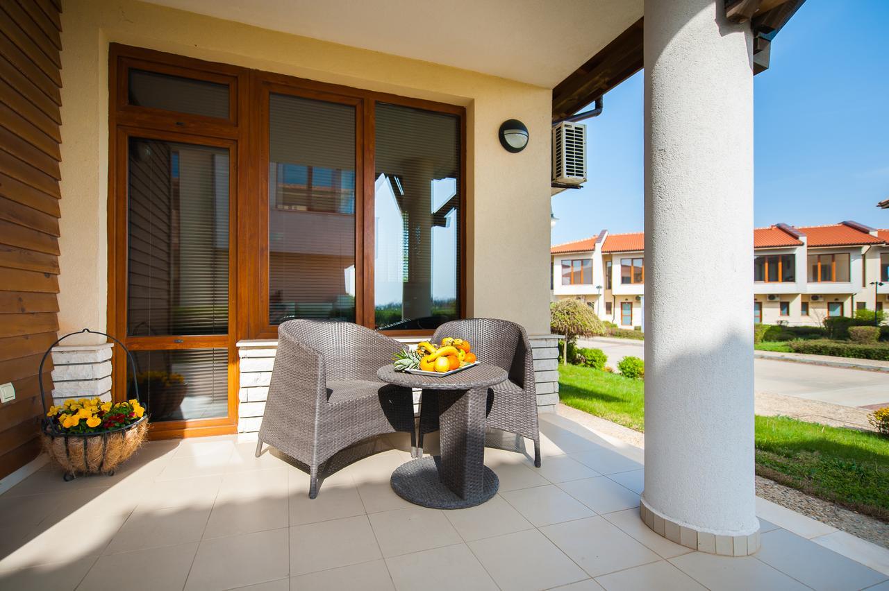 Lighthouse Apartments And Villas Baltsjik Buitenkant foto
