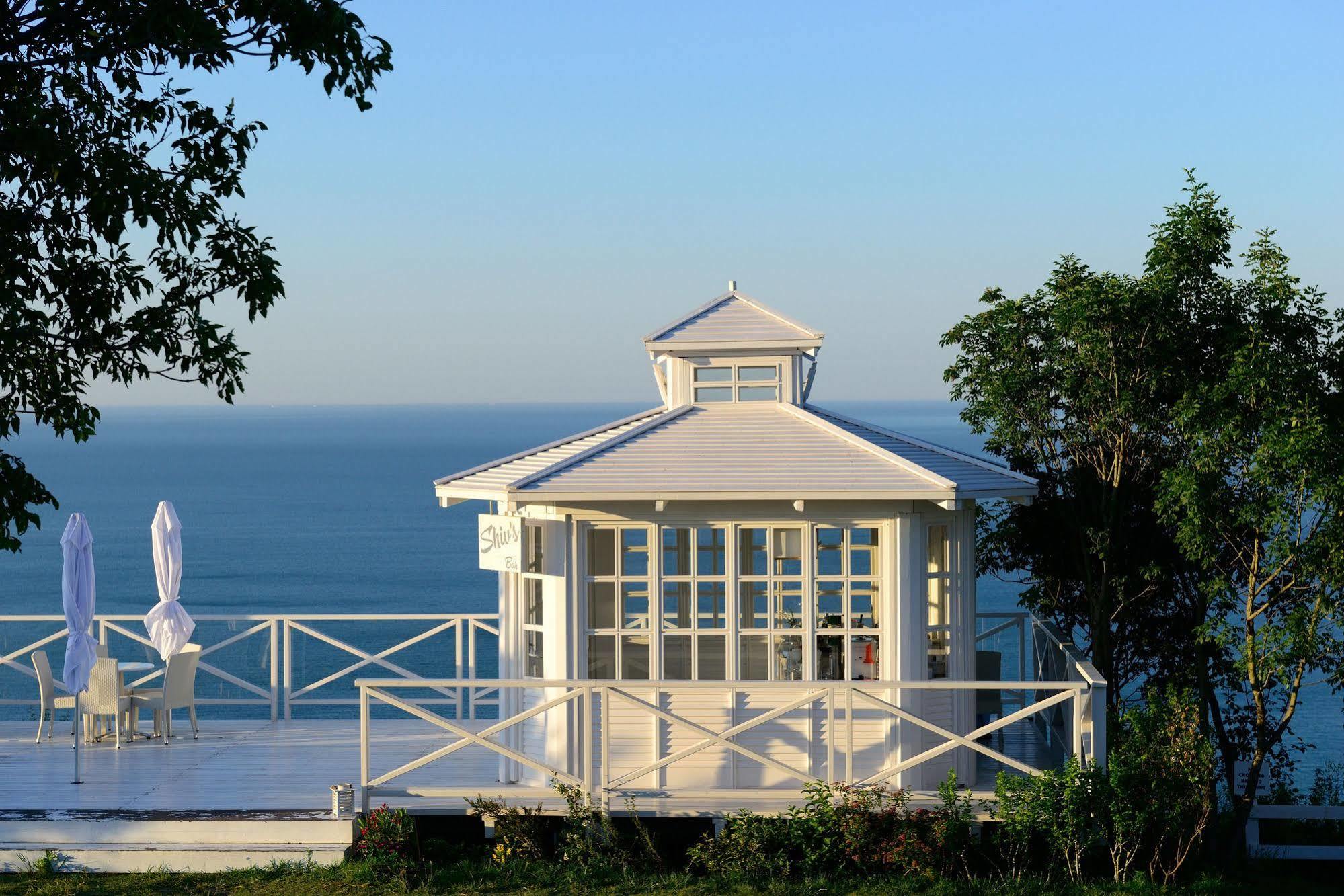 Lighthouse Apartments And Villas Baltsjik Buitenkant foto