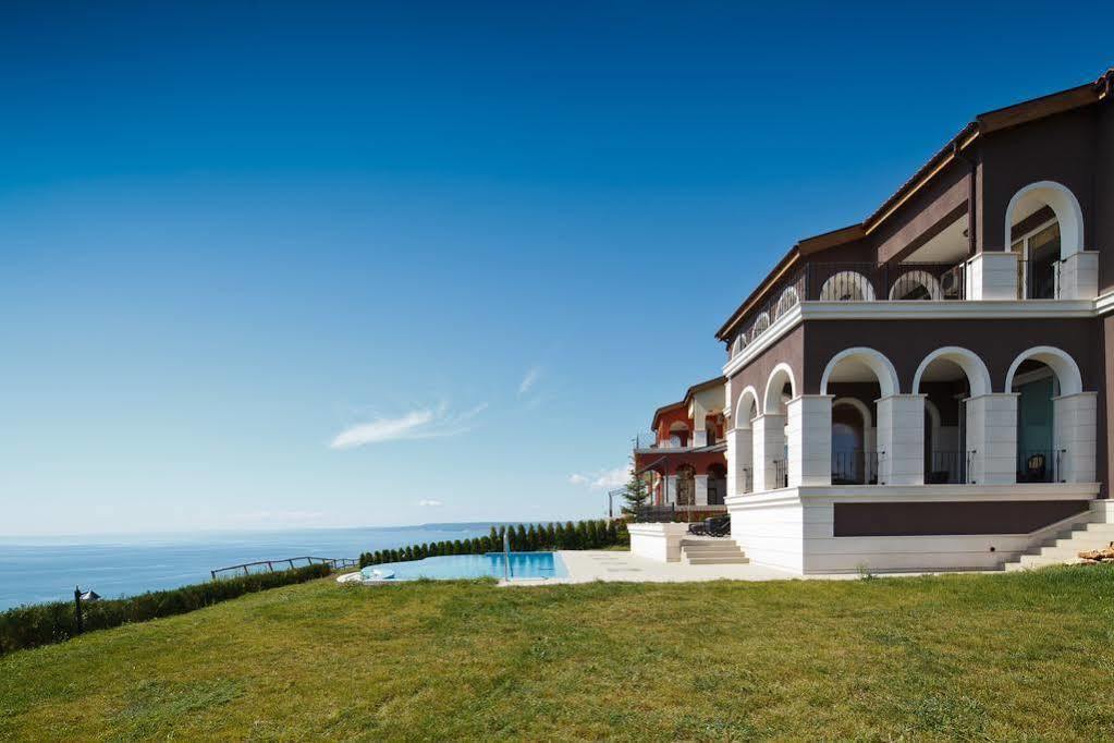 Lighthouse Apartments And Villas Baltsjik Buitenkant foto