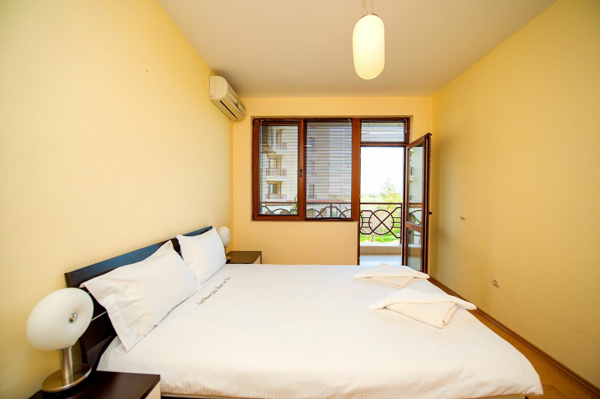 Lighthouse Apartments And Villas Baltsjik Buitenkant foto